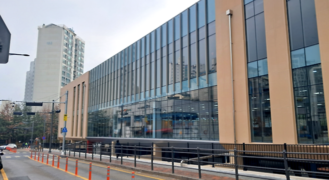 ▲&nbsp;준공을 앞둔 세계로 마트가 들어설 건물 모습.