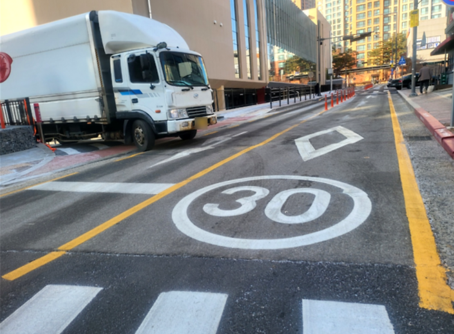 ▲ 중앙선에 설치된 볼라드와 차선유도봉을 제거하고 화물차가 출입하는 모습. /사진=독자제공