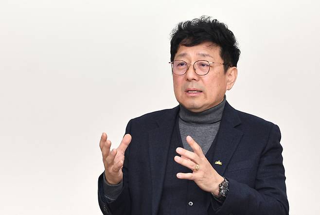 ▲&nbsp;김상연 경실련 경기도협의회 상임공동대표가 인천일보와 인터뷰에서 말의 정치를 벗어나 성과와 신뢰로 책임 있는 정치를 강조하고 있다. /김철빈 기자 narodo@incheonilbo.com
