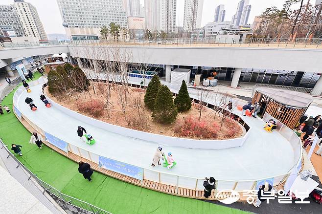 18일 오전 수원시 경기융합타운 내에 위치한 '경기도담뜰 겨울 눈밭 놀이터'가 겨울을 즐기기 위해 방문한 시민들로 북적이고 있다. 임채운기자