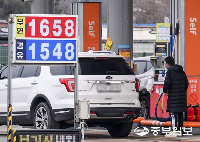 국내 기름값이 6주 연속으로 하락하며 1월 둘째 주 전국 주유소 휘발유 판매가가 리터당 1706.3원을 기록한 가운데 18일 오후 수원시 권선구 한 주유소에 유가 정보가 게시돼 있다. 임채운기자