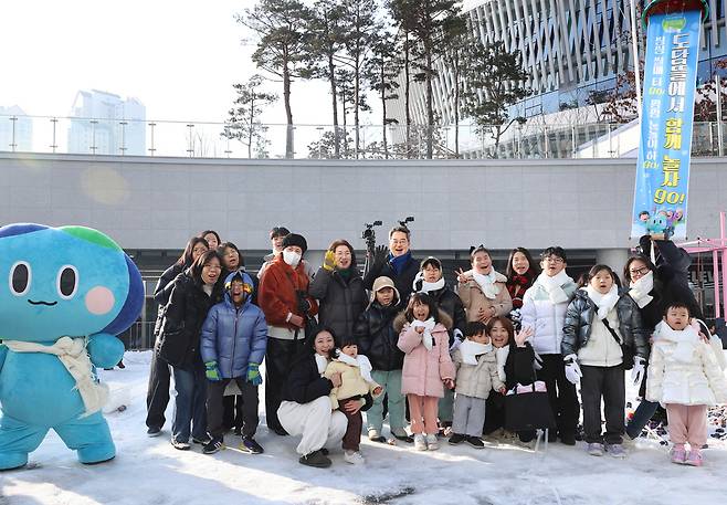 김동연 경기지사가 지난 17일 수원 경기융합타운 내 경기도담뜰에 개장한 '경기도담뜰 겨울 눈밭 놀이터'에서 어린이들과 기념촬영을 하고있다.