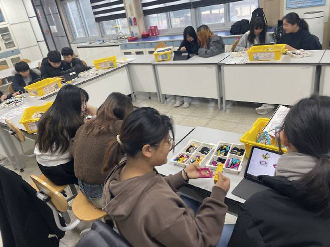 보령시 관창초등학교는 14일부터 20일까지 영어와 코딩 결합한 겨울방학 캠프를 운영하고 있다.