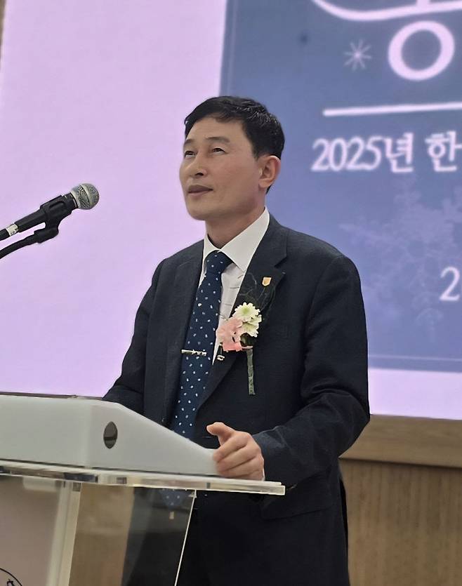 윤성원 신임 총동문회장이 취임사를 전하고 있다.