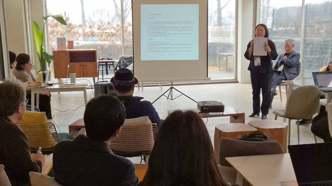 충남대 지역사회혁신센터가 1월 16일 대전 아카이브즈 포럼 창립 준비모임에서 김정숙 교수가 취지를 설명하고 있다. (사진=임병안 기자)