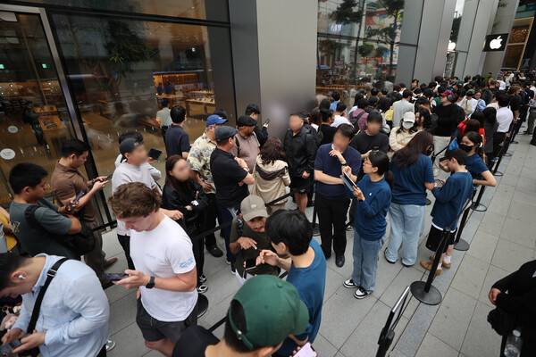 아이폰17 시리즈 공식 출시…길게 늘어선 오픈런 행렬. 연합뉴스&nbsp;