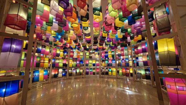 진주시가 캐나다 오타와와 미국 로스앤젤레스에 위치한 한국문화원에서 '한국의 빛-진주실크등' 전시를 다음 달 말까지 선보이고 있다. / 진주시