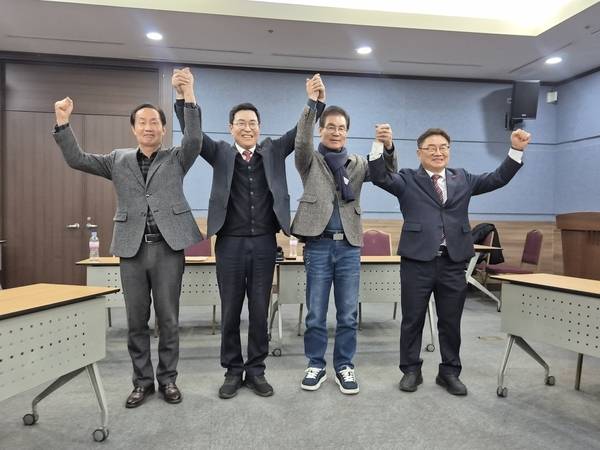 경남교육감 보수·중도 진영 단일화 1차 여론조사 통과자들이 지난해 12월 12일 창원컨벤션센터에서 결과 발표 직후 만세를 외치며 기념촬영을 하고 있다. 사진 왼쪽부터 최병헌, 김영곤, 김상권, 권순기. 이 가운데 김상권·김영곤 출마 예정자는 연대 탈퇴 의사를 밝혔다. /문정민 기자