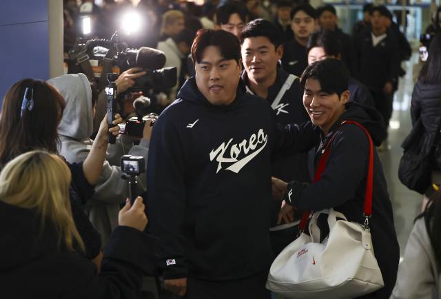 リュ・ヒョンジン（左）、キム・ヘソンら野球韓国代表選手らが９日、仁川国際空港第１ターミナルからワールド・ベースボール・クラシック（ＷＢＣ）の１次キャンプ地であるサイパンへ出発する。聯合ニュース