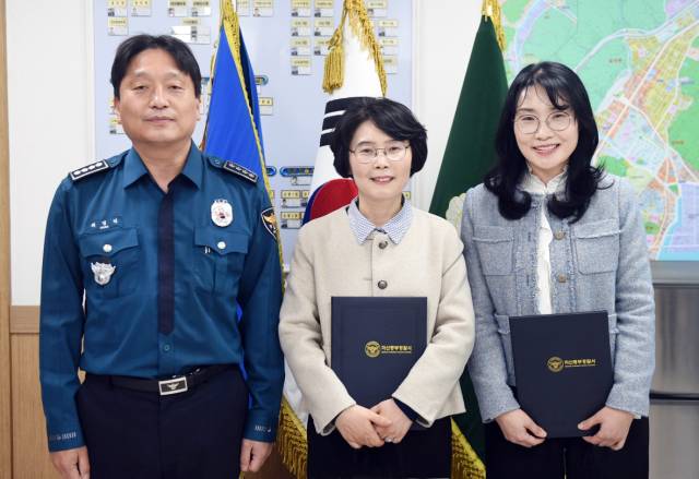 BNK경남은행 봉암동지점 직원 2명이 마산동부경찰서 채경덕 서장으로부터 감사장을 받은 뒤 기념촬영을 하고 있다.