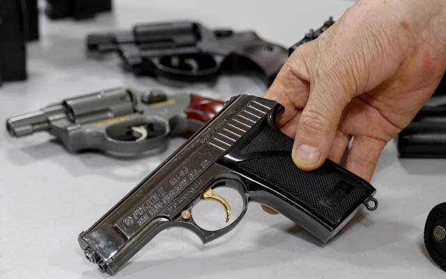 도심에서 불특정 다수를 대상으로 한 무차별 흉기난동 사건이 잇따르면서 호신용품 수요가 급증하고 있다. 6일 대구 수성구 현대총포사에서 관계자가 호신용품을 시연하고 있다. 관계자는