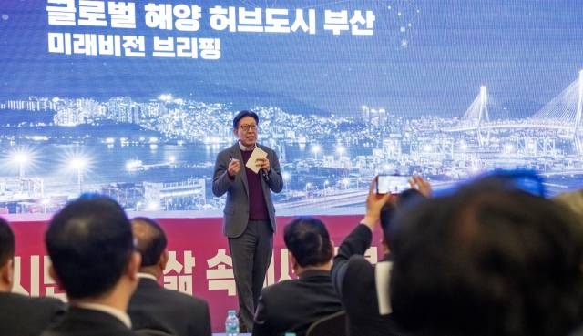 박형준 부산시장이 18일 부산 해운대구 동서대 센텀캠퍼스 컨벤션홀에서 열린 부산혁신포럼 신년 인사회에 특별 강연을 하고 있다. 부산혁신포럼 제공