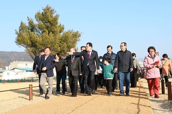 ▲ 주낙영 경주시장(가운데)이 지난 16일 성동동 전랑지를 둘러보며 관계자들과 함께 정비 현황과 향후 활용 방향에 대해 설명하고 있다. 경주시