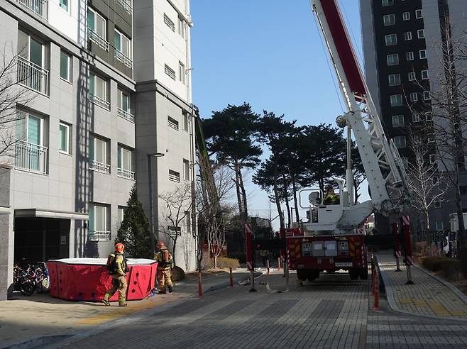 ▲ 경산소방서는 16일, 중산동 펜타힐즈더샵1차 아파트에서 소방서장 주관의 현장 지도점검 및 관계인 합동 소방훈련을 실시했다. 경산소방서.