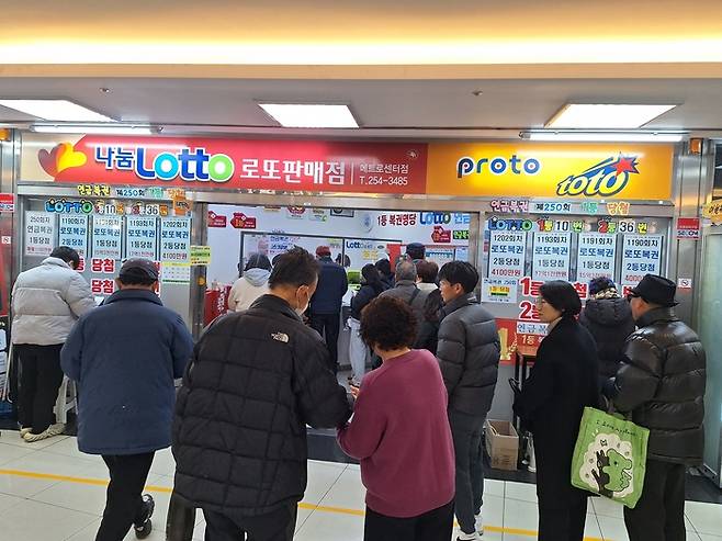 17일 오후 대구 중구 반월당 지하상가. 토요일 오후마다 시민들이 몰리는 로또 판매점 앞에는 최근 1·2등 당첨 소식까지 겹치며 대기 줄이 길게 늘어섰다.강승규 기자