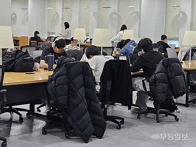 15일 오후 광주 동구 서석동 조선대학교 중앙도서관은 방학기간임에도 공부에 전념하는 학생들로 붐볐다. 강주비 기자