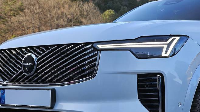 볼보 XC90의 '아이언 마크'와 'T자형(토르의 망치) 헤드램프'./곽호준 기자