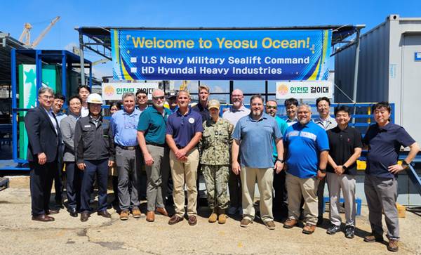 미국 해군 해상수송사령부 소속 조사관 일행과 HD현대중공업 관계자들이 지난해 8월 여수에 위치한 수리조선소 '여수해양'을 방문해 유지·보수·정비(MRO) 사업 수행 가능성을 사전 점검했다./여수해양