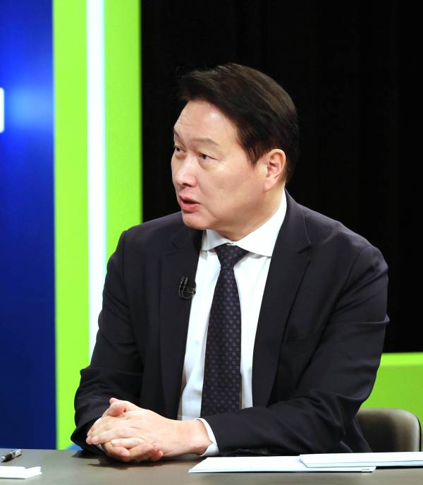 최태원 대한상공회의소 회장이 18일 신년 대담 방송에 출연해 국내 경제에 대한 '성장 철학'을 밝히는 모습. [사진=대한상공회의소]