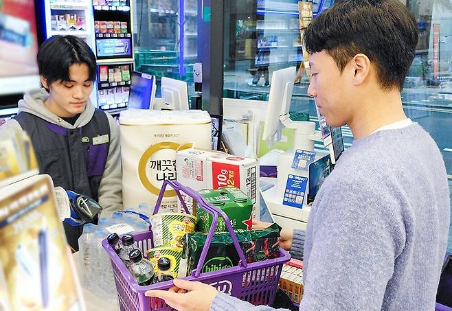 고객이 CU 매장에서 민생 지원 할인 행사 상품을 구매하고 있다. [사진=BGF리테일]
