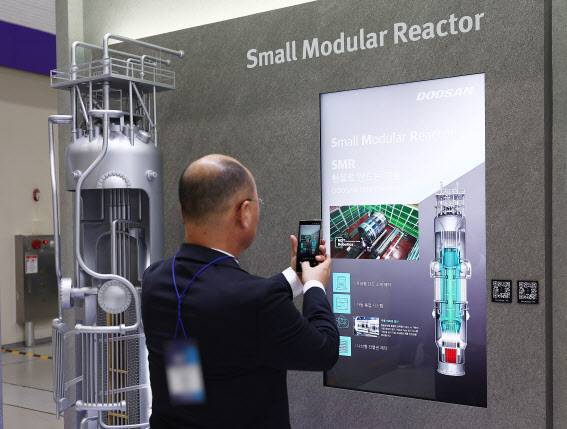 서울 강남구 코엑스에서 열린 ‘스마트에너지플러스 2025’에서 관람객들이 소형모듈원전(SMR) 모형을 둘러보고 있다.(사진=연합뉴스)