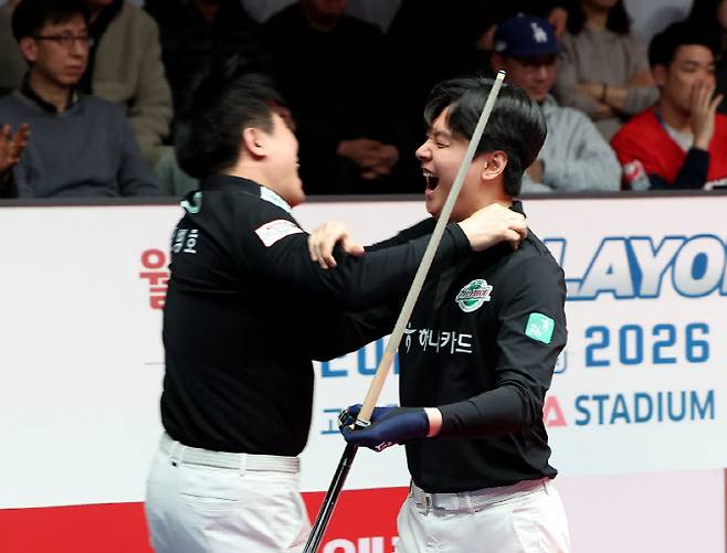 하나카드의 신정주가 승리를 거둔 뒤 팀 주장 김경호와 뜨거운 포옹을 나누고 있다. 사진=PBA