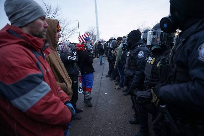 17일(현지시간) 미국 미네소타주 미니애폴리스에서 시위대가 미국 세관국경보호국(CBP) 소속 인원들과 기타 법집행관들 앞에 대치하고 있다. (사진=로이터)