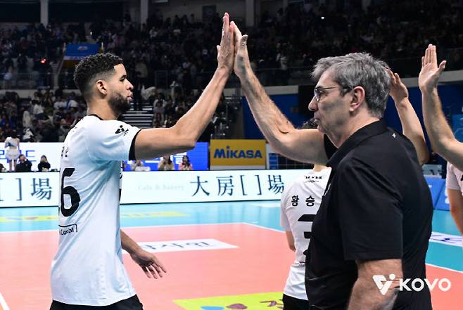 현대캐피탈 외국인선수 레오가 필립 블랑 감독과 하이파이브를 나누고 있다 사진=KOVO