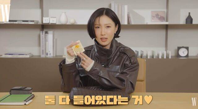 화사가 즐겨 마시는 차는 부기 제거 효과가 있다. 사진=W코리아 유튜브 채널 캡처