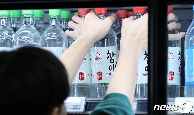 서울 시내 한 대형마트에서 마트 관계자가 소주를 진열하고 있다. /뉴스1 ⓒ News1