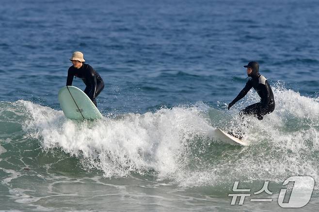 18일 경북 포항시 북구 흥해읍 용한리 해수욕장에서 서퍼들이 겨울 파도를 타며 짜릿한 휴일을 즐기고 있다. 2026.1.18/뉴스1 ⓒ News1 최창호 기자