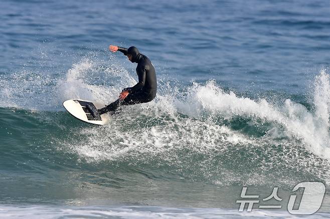 18일 경북 포항시 북구 흥해읍 용한리 해수욕장에서 서퍼가 겨울 파도를 타며 휴일을 보내고 있다. 2026.1.18/뉴스1 ⓒ News1 최창호 기자