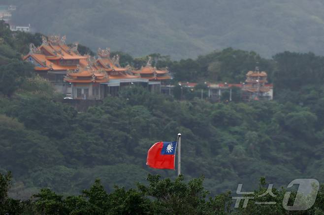 대만 지룽에서 대만 국기가 펄럭이고 있다. 2025.12.30. ⓒ 로이터=뉴스1 ⓒ News1 이정환 기자