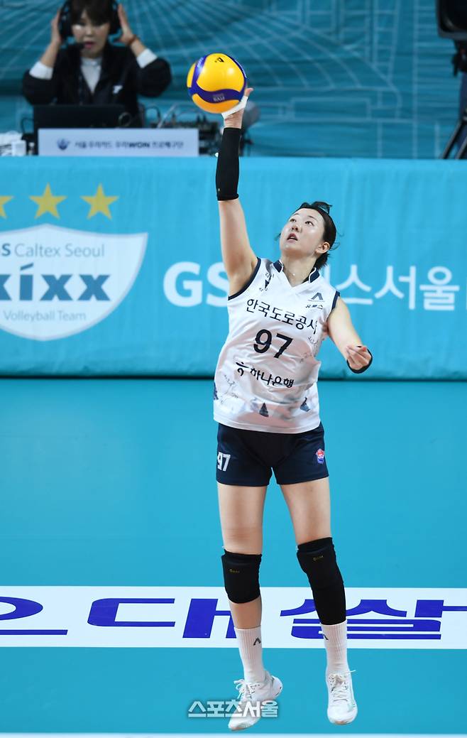 도로공사 강소휘가 23일 서울 장충체육관에서 열린 2025~2026 V-리그 GS칼텍스와 경기에서 서브를 넣고 있다.  2025. 12. 23. 장충 | 최승섭기자 thunder@sportsseoul.com