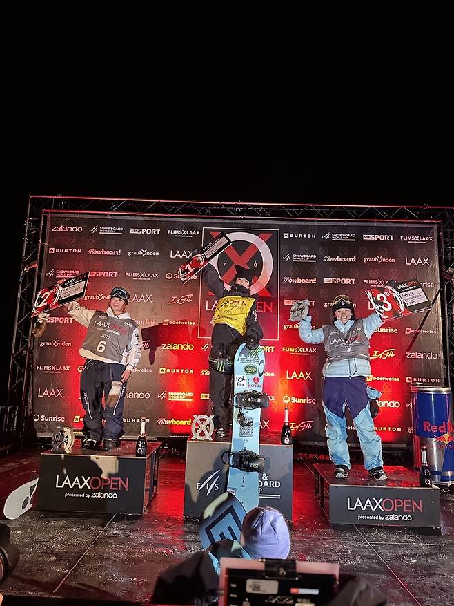 최가온이 스위스 락스에서 열린  2025-2026 FIS 스노보드 월드컵 여자 하프파이프 결선에서 우승을 차지했다. 사진 | 올댓스포츠