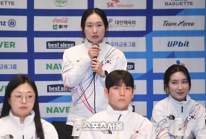 쇼트트랙 최민정이 7일 진천 국가대표선수촌에서 열린 2026 국가대표선수단 훈련개시 및 밀라노코르티나동게올림픽대회 D-30 미디어데이에서 기자의 질문에 답하고 있다. 진천 | 최승섭기자 thunder@sportsseoul.com