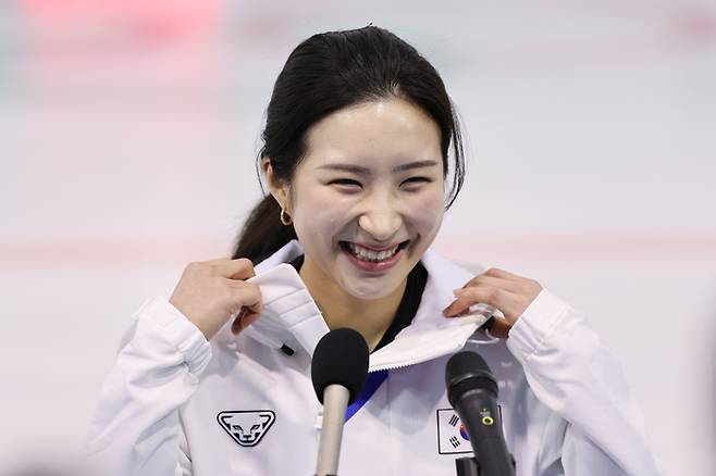 진천군 진천국가대표선수촌에서 열린 신년 훈련공개 행사에서 제25회 밀라노 코르티나담페초 동계올림픽 출전을 앞둔 쇼트트랙 국가대표 김길리가 취재진과 인터뷰하며 밝은 표정을 짓고 있다. 사진 | 진천=연합뉴스