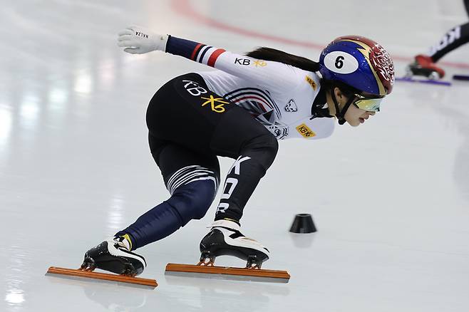 진천국가대표선수촌에서 열린 신년 훈련공개 행사에서 제25회 밀라노 코르티나담페초 동계올림픽 출전을 앞둔 쇼트트랙 국가대표 김길리가 훈련하고 있다. 사진 | 진천=연합뉴스