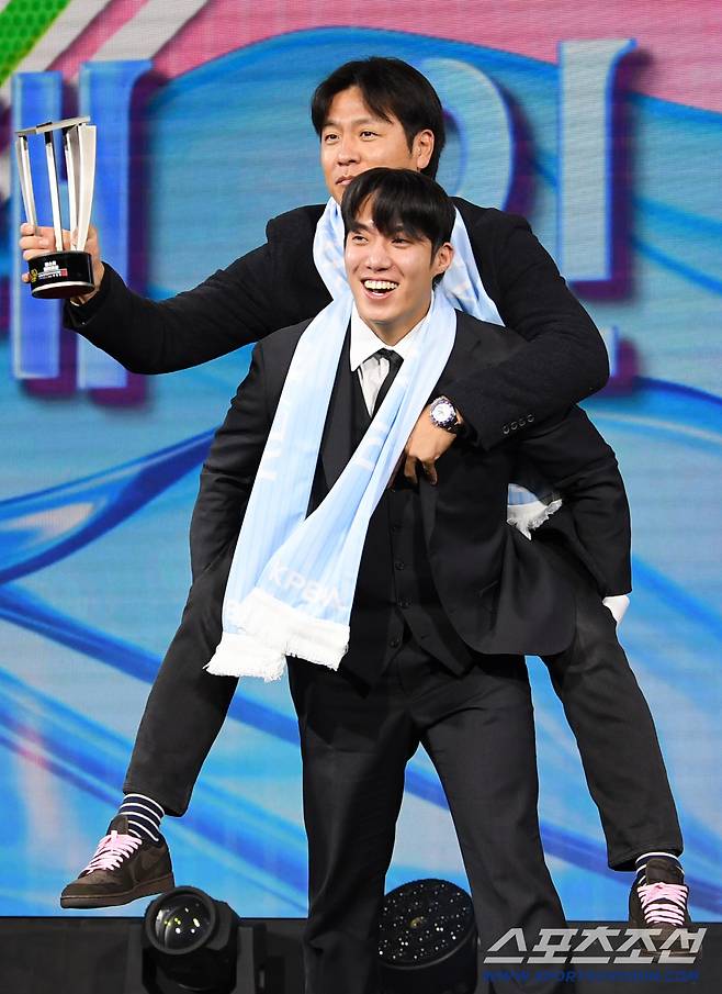 2025 리얼글러브 어워드가 1일 서울 광진구 그랜드 워커힐에서 열렸다. 베스트 배터리상을 수상한 원태인과 강민호. 박재만 기자 pjm@sportschosun.com/2025.12.01/