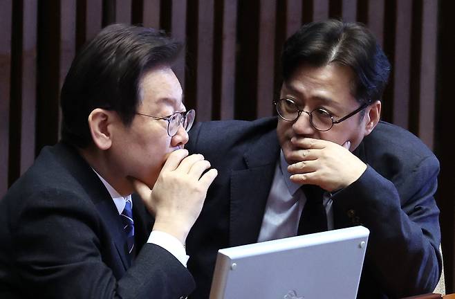 2024년 2월 21일 당시 더불어민주당 이재명 대표와 홍익표 원내대표가 서울 여의도 국회에서 열린 본회의에서 대화하고 있다./뉴스1