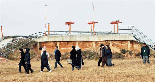 179명이 사망한 무안 제주항공 참사 1주기인 지난달 29일 전남 무안공항에서 유가족들이 사고기가 충돌한 둔덕 주변을 지나가고 있다./뉴스1