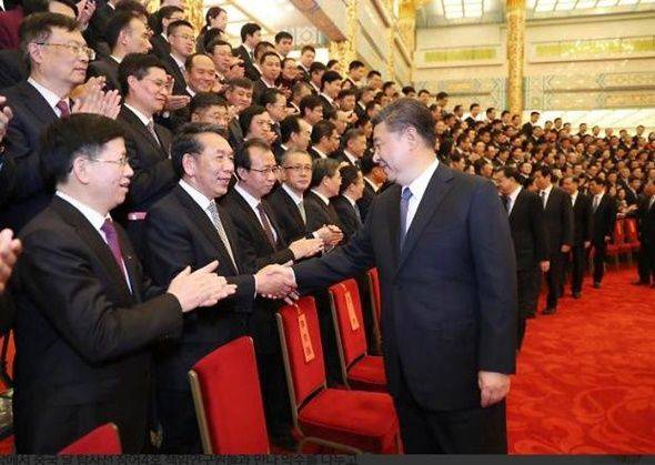 시진핑 중국 국가주석이 2019년 2월20일 베이징 인민대회당에서 중국 달 탐사선 창어4호 책임연구원들과 만나 악수를 나누고 있다. ⓒ 신화/연합뉴스
