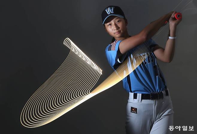 미국 여자프로야구리그(WPBL) 뉴욕에 지명된 박민서. 2019년 초청을 받아 아시아 선수 최초로 미국 최대 여자야구대회 ‘내셔널 걸스 베이스볼 토너먼트’에 출전했다. 당시 동아일보를 방문했던 박 선수가 스윙하는 모습. 배트에 발광다이오드(LED) 조명을 달고 저속 촬영했다. 장승윤 기자 tomato99@donga.com