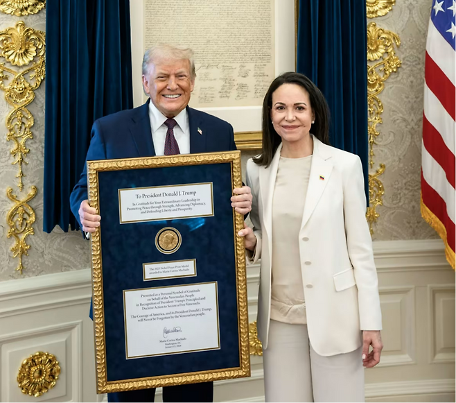 15일(현지 시간) 백악관에서 비공개 회담을 가진 트럼프 대통령(왼쪽)과 마차도. 사진 출처 백악관 X