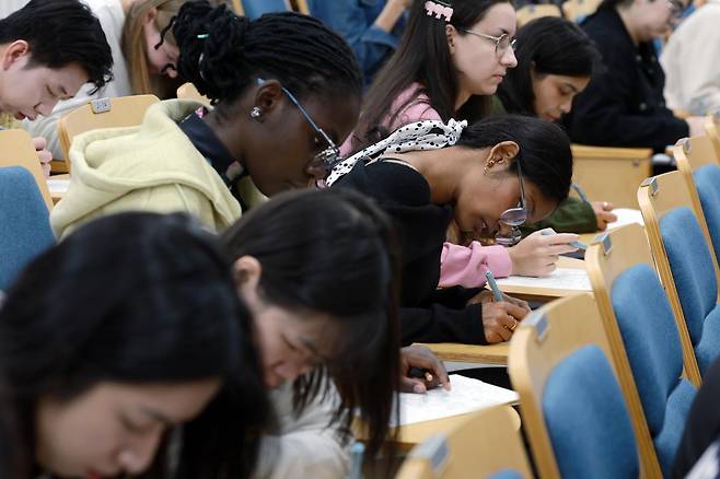 한국에 거주하는 외국인들이 서울의 한 대학교에서 한글백일장에 참가하고 있는 모습. 뉴스1