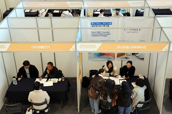 부산에서 열린 외국인 채용 박람회에서 외국인 유학생들이 취업상담을 받고 있다.  부산=뉴시스