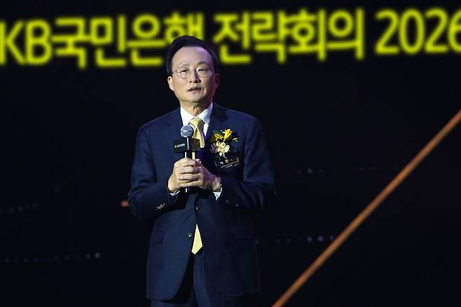 KB국민은행은 지난 17일 경기도 고양시 일산 킨텍스 제1전시장에서 'KB국민은행 전략회의 2026'을 개최했다. 이날 이환주 KB국민은행장이 2026 경영 전략에 대해 발표하고 있다./사진=KB국민은행