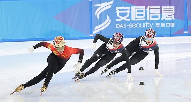 중국 하얼빈 헤이룽장 빙상훈련센터에서 열린 2025 하얼빈 동계 아시안게임 쇼트트랙 남자 500m 결승 경기에서 대한민국 박지원, 장성우, 중국 린 샤오쥔이 질주하고 있다.뉴시스