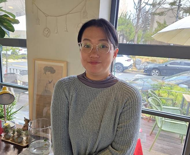 지난달 대전의 한 커피숍에서 한겨레와 만나 인터뷰한 이혜선 ‘인권교육공동체 숲’ 사무국장. 최예린 기자