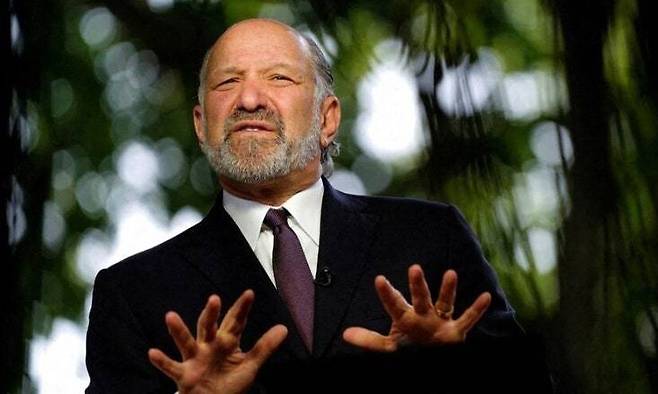 하워드 러트닉 미국 상무장관이 2025년 6월11일 워싱턴 백악관 앞에서 인터뷰하는 모습. 로이터 연합뉴스